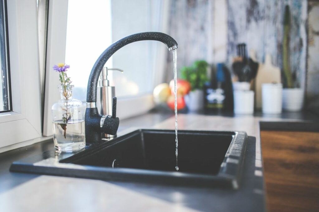 Robinet de cuisine moderne avec eau en écoulement