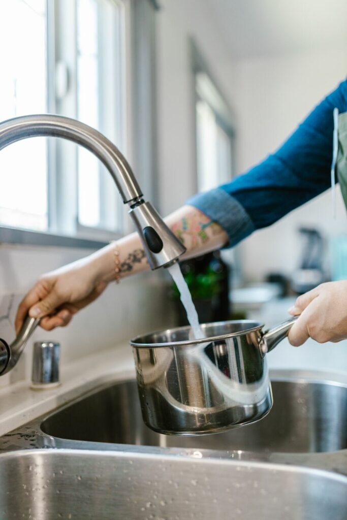 Eau du robinet remplissant une casserole dans une cuisine