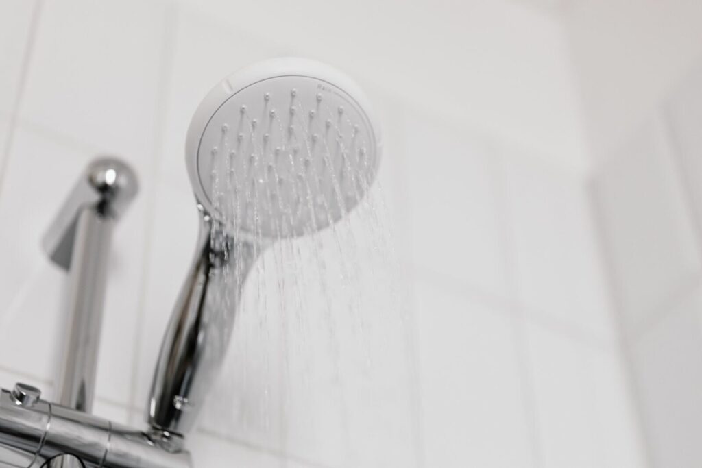 Eau s’écoulant d’un pommeau de douche moderne