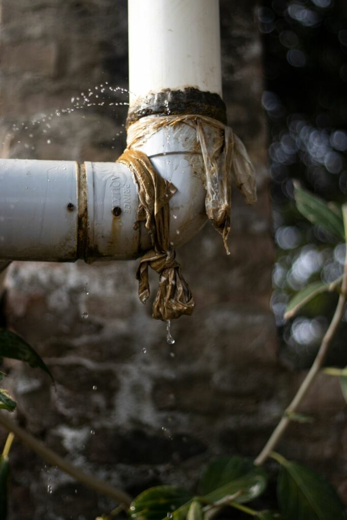 Fuite visible sur un raccord de canalisation