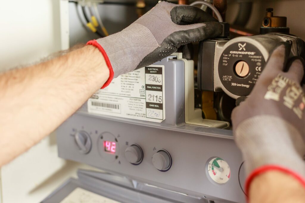 Technicien contrôlant un équipement hydraulique